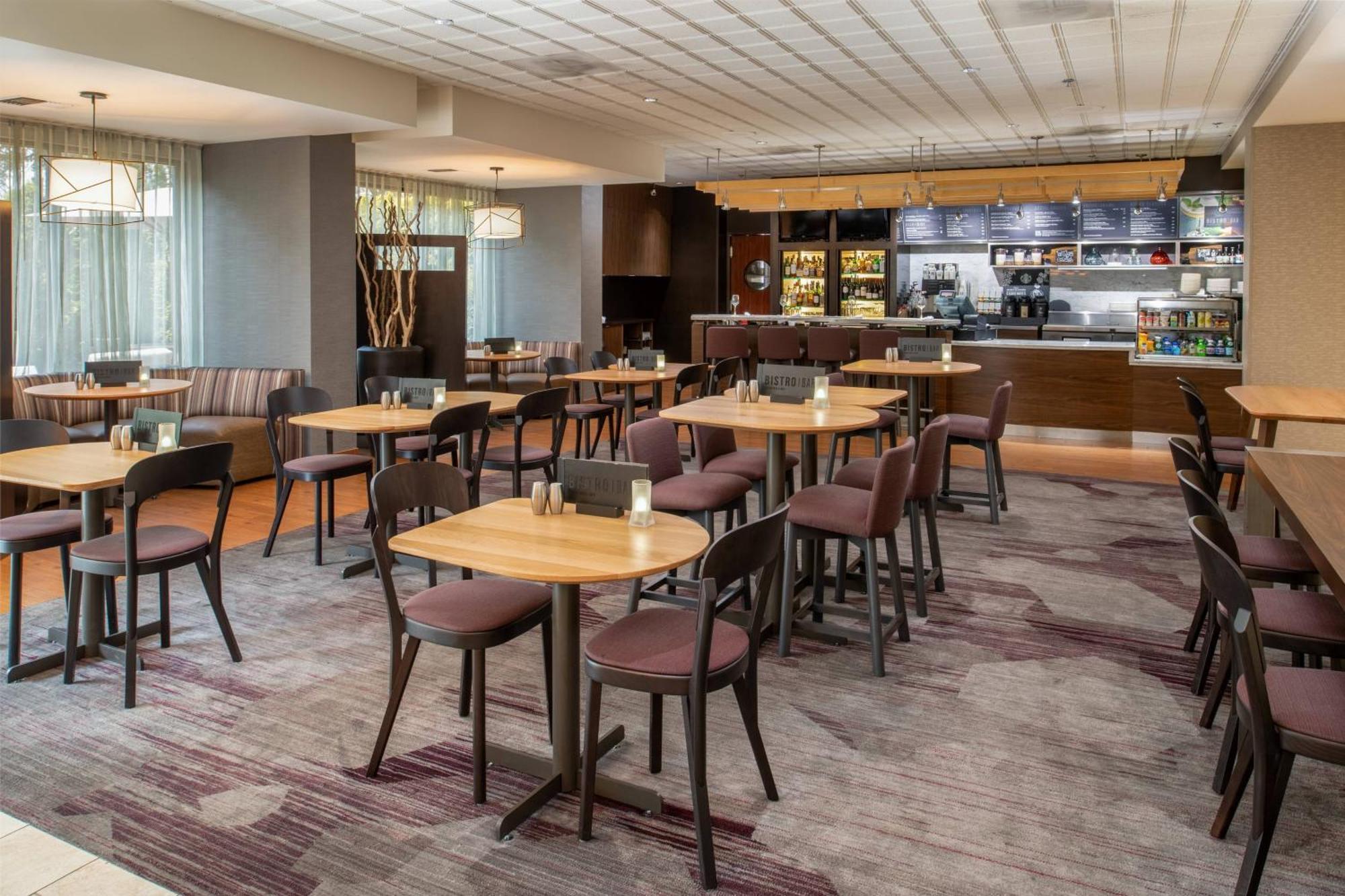Courtyard By Marriott Portland Airport Hotel Exterior photo