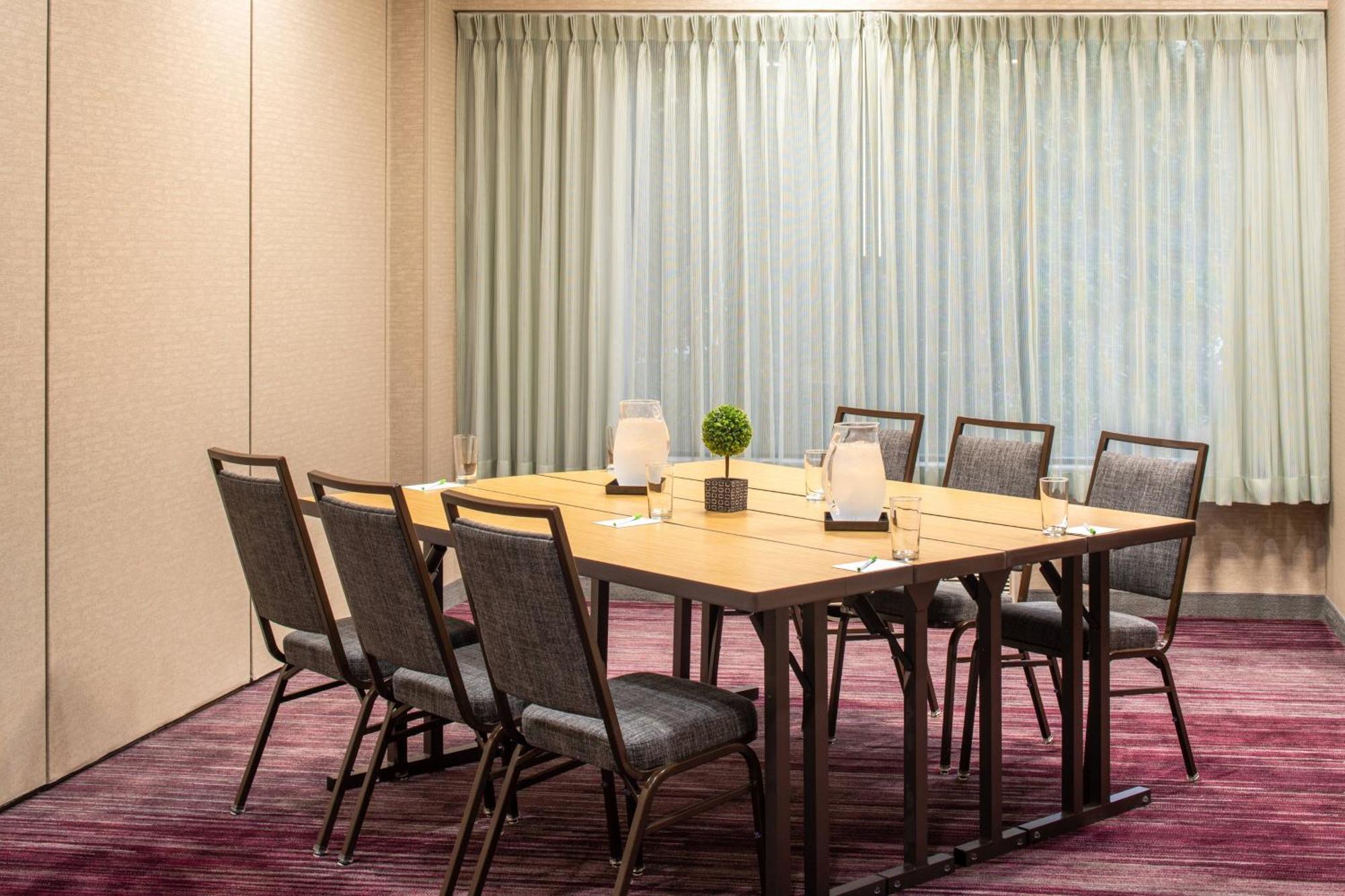 Courtyard By Marriott Portland Airport Hotel Exterior photo