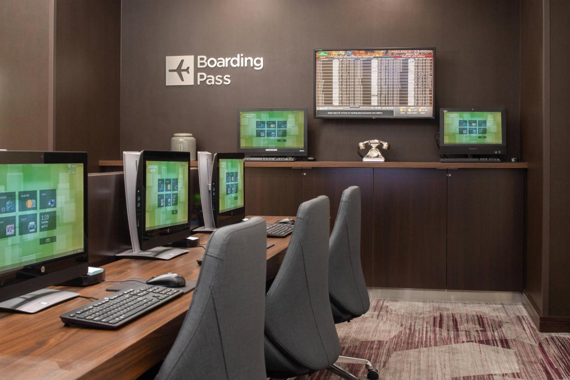 Courtyard By Marriott Portland Airport Hotel Exterior photo