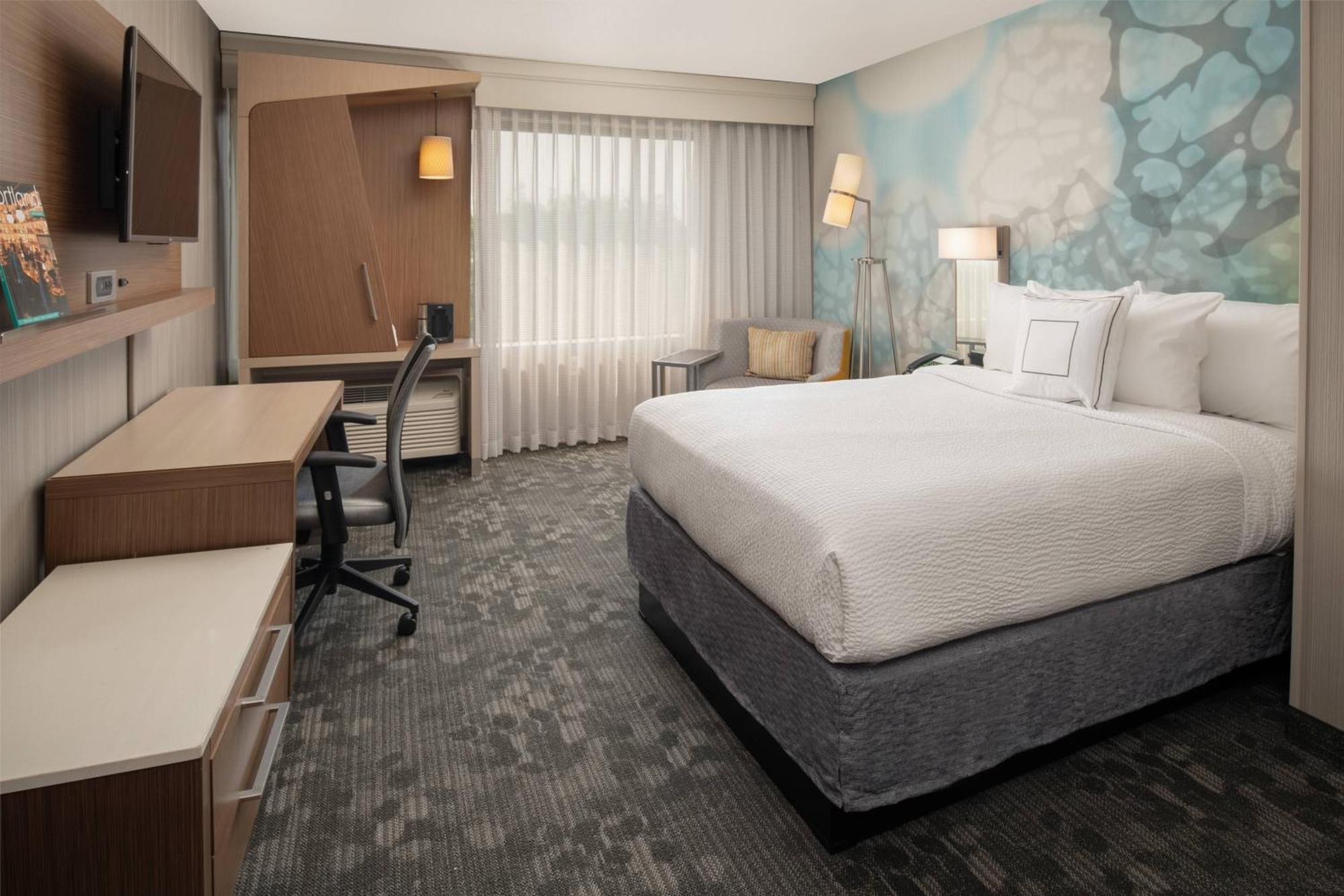 Courtyard By Marriott Portland Airport Hotel Exterior photo