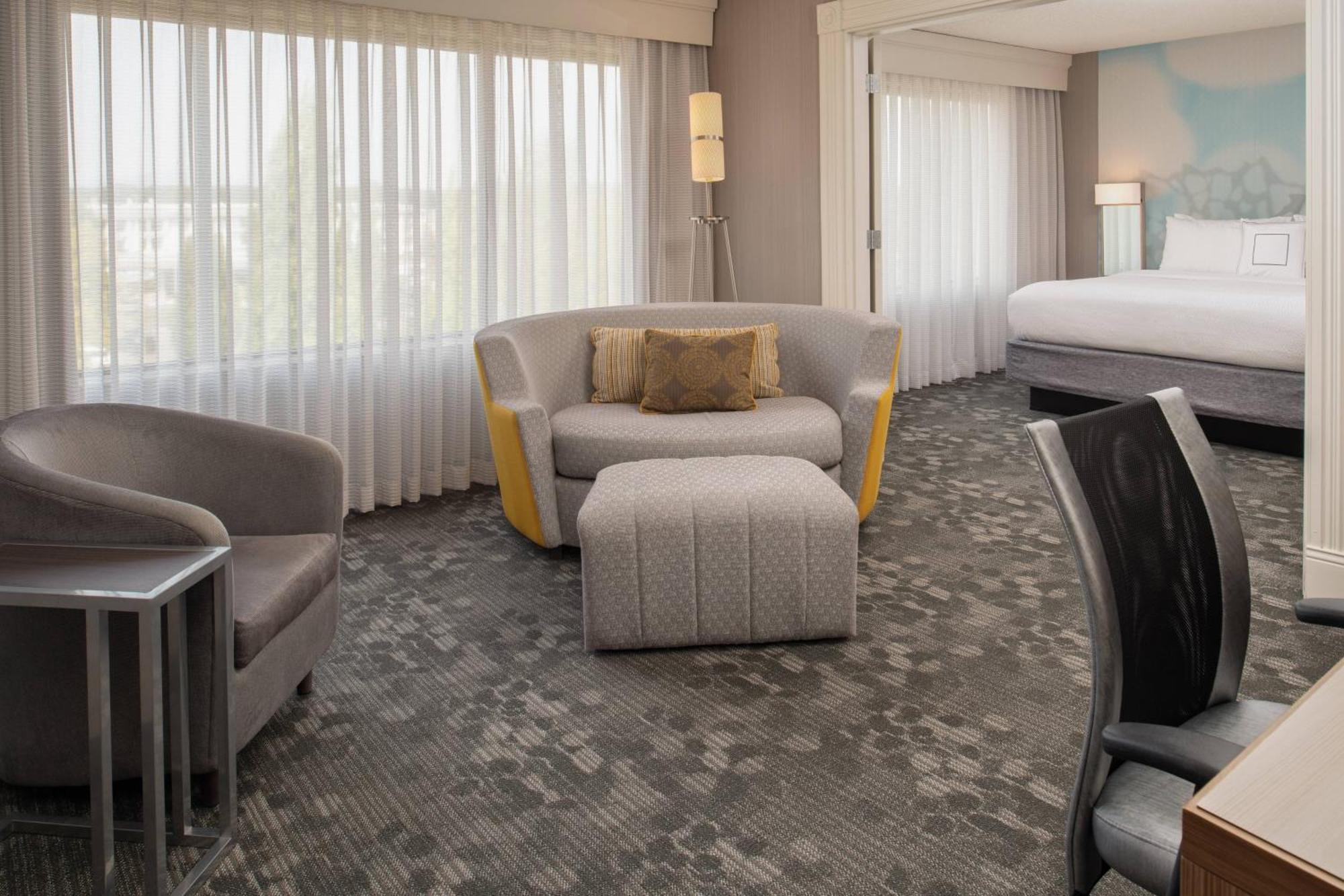 Courtyard By Marriott Portland Airport Hotel Exterior photo