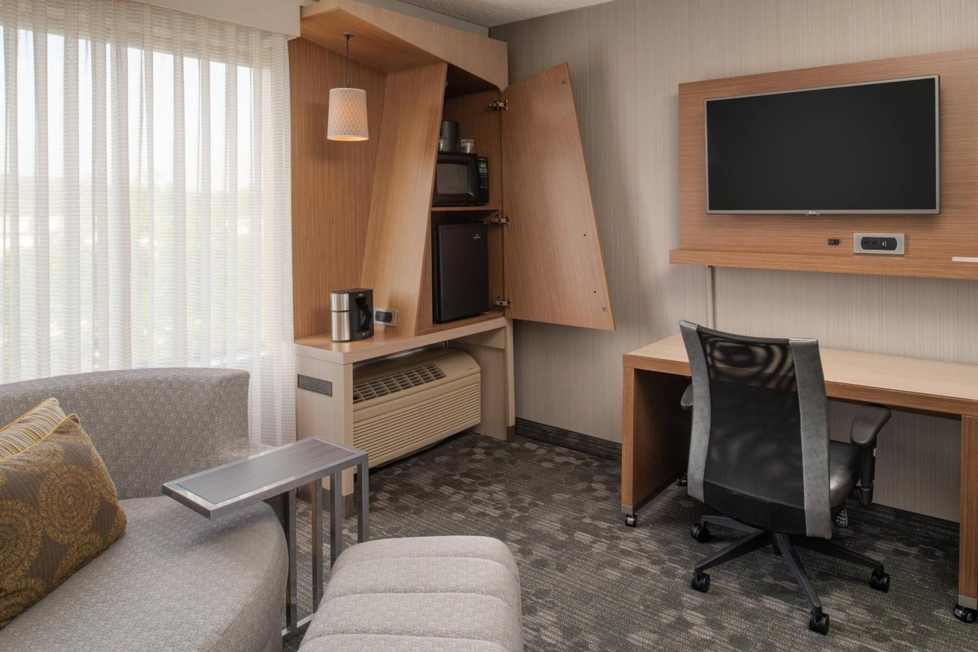 Courtyard By Marriott Portland Airport Hotel Exterior photo