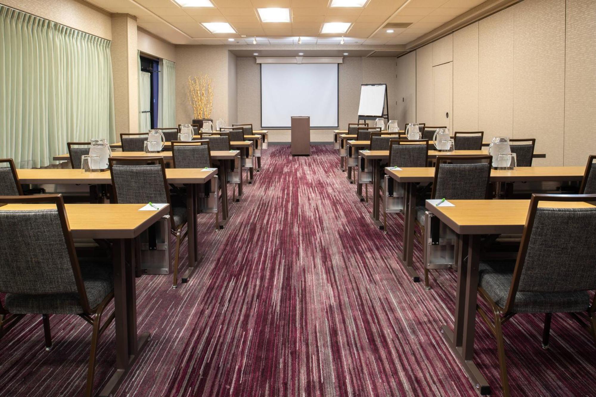 Courtyard By Marriott Portland Airport Hotel Exterior photo