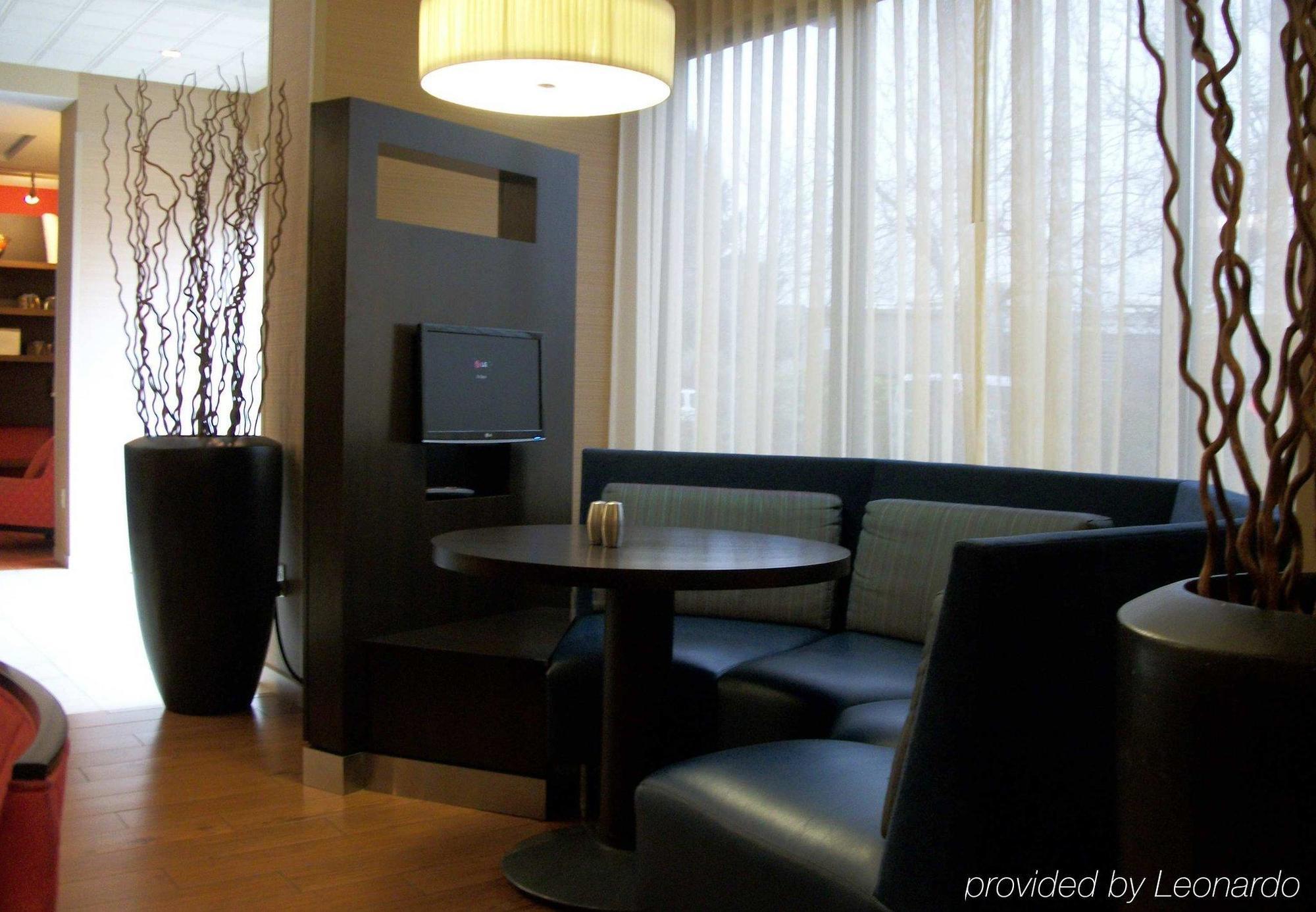 Courtyard By Marriott Portland Airport Hotel Exterior photo