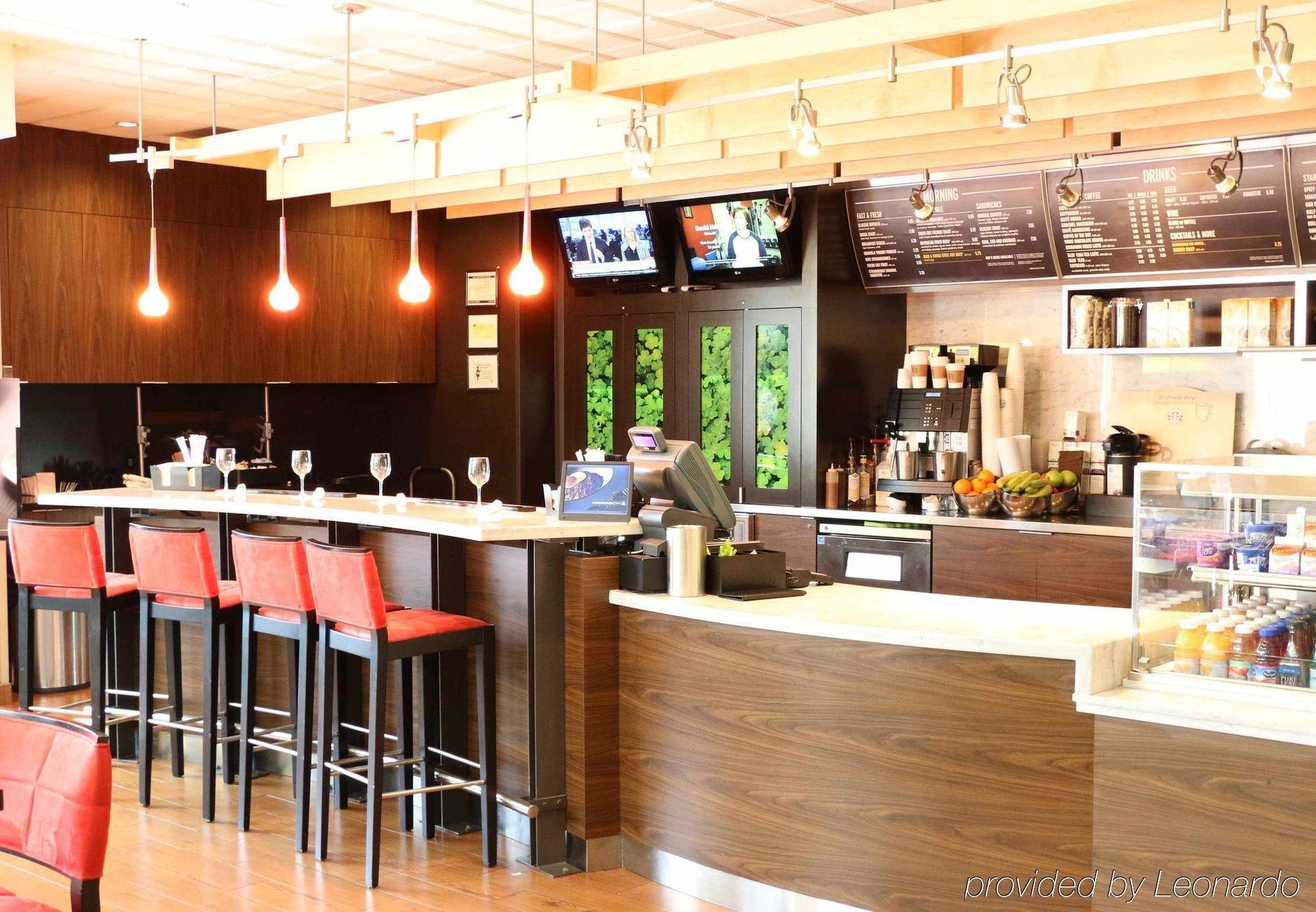 Courtyard By Marriott Portland Airport Hotel Exterior photo