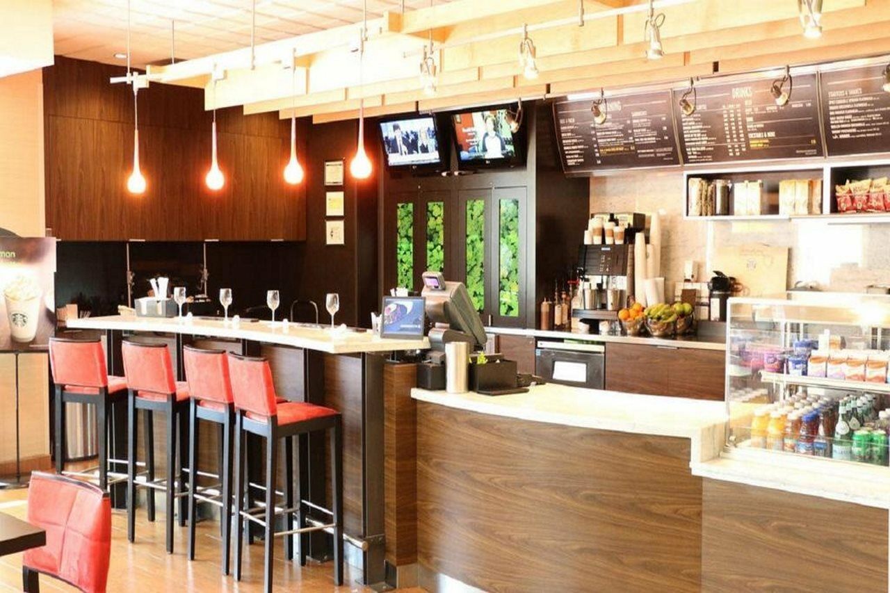 Courtyard By Marriott Portland Airport Hotel Exterior photo