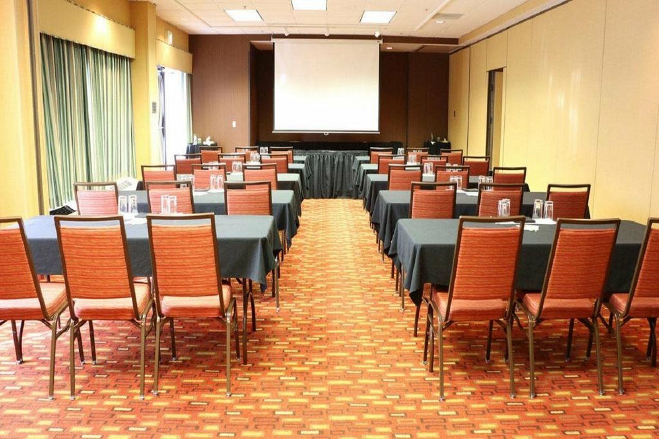 Courtyard By Marriott Portland Airport Hotel Exterior photo