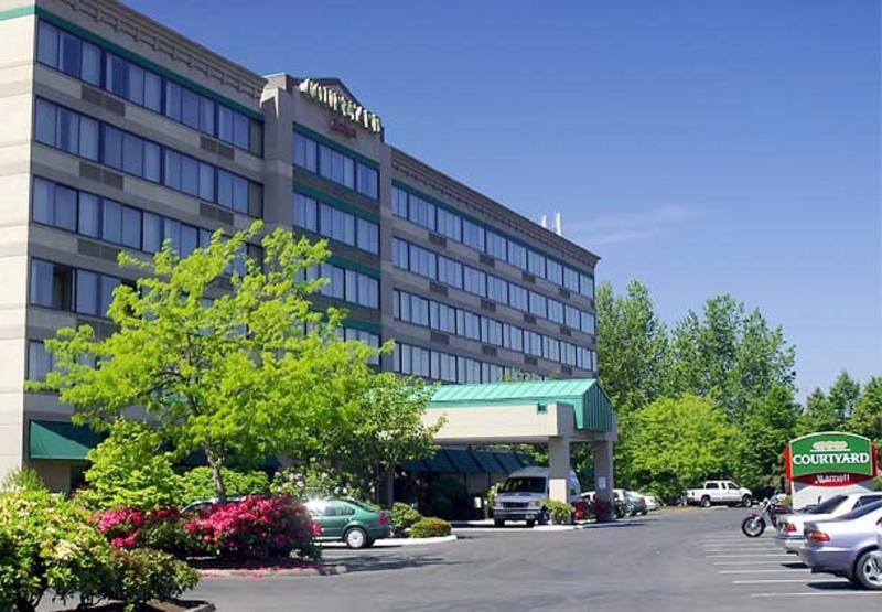 Courtyard By Marriott Portland Airport Hotel Exterior photo